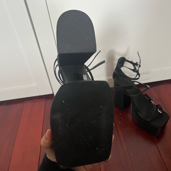 Size 6 platform heels from Urban Outfitters - Picture 7 of 7